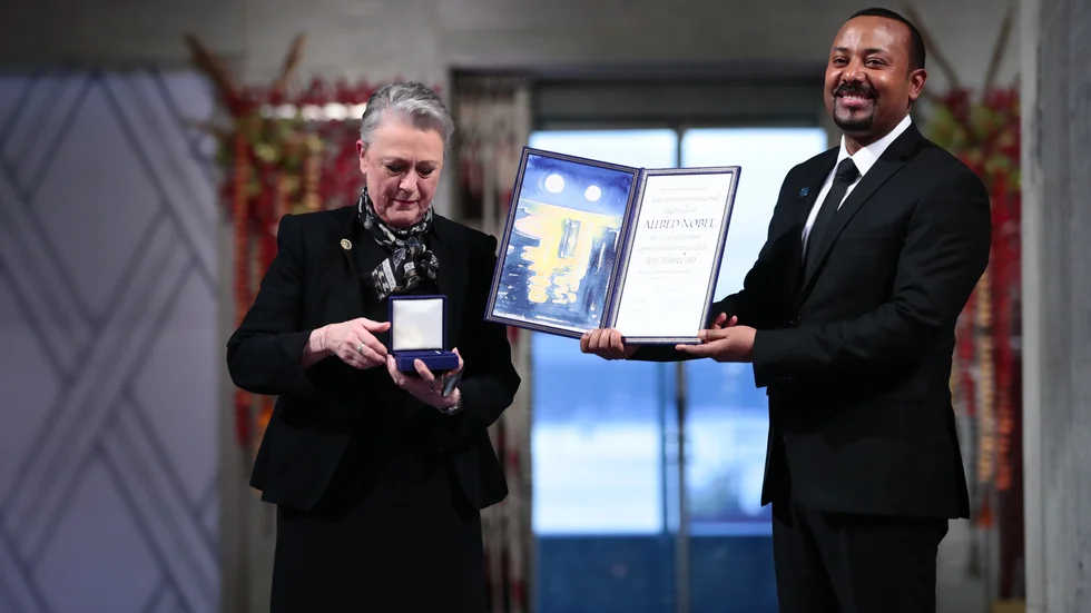 Etiopiens premiärminister Abiy Ahmed tar emot Nobels fredspris i Oslo 2019. Nu har han begett sig till slagfältet. Arkivbild.