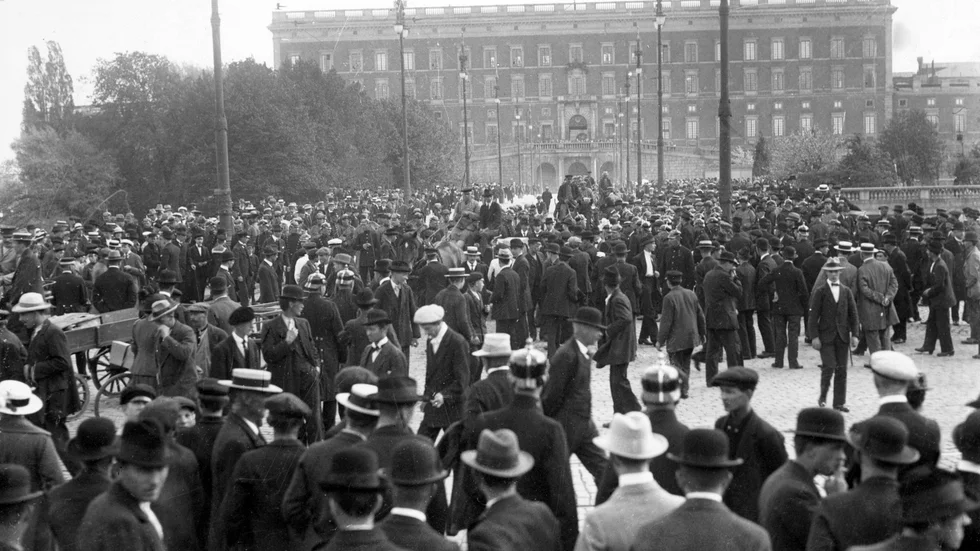 Nils Edéns regering kom att styra landet under det turbulenta året 1918. Mot bakgrund av första världskrigets slutskede, livsmedelsbrist och spanska sjukans härjningar var liberaler och socialdemokrater tillsammans drivande bakom en rad reformer som kom att lägga grunden för det moderna Sverige. Foto: Pressens Bild/TT