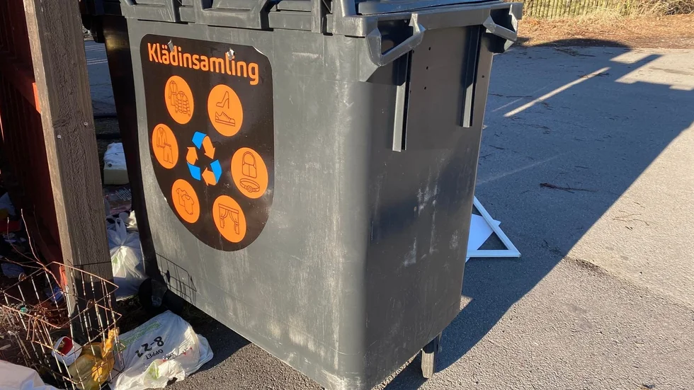 Klädinsamlingssoptunnan stod tidigare i Vadstena men numera står den i Motala. Något som kommunen inte kände till förrän MVT började fråga om det. 