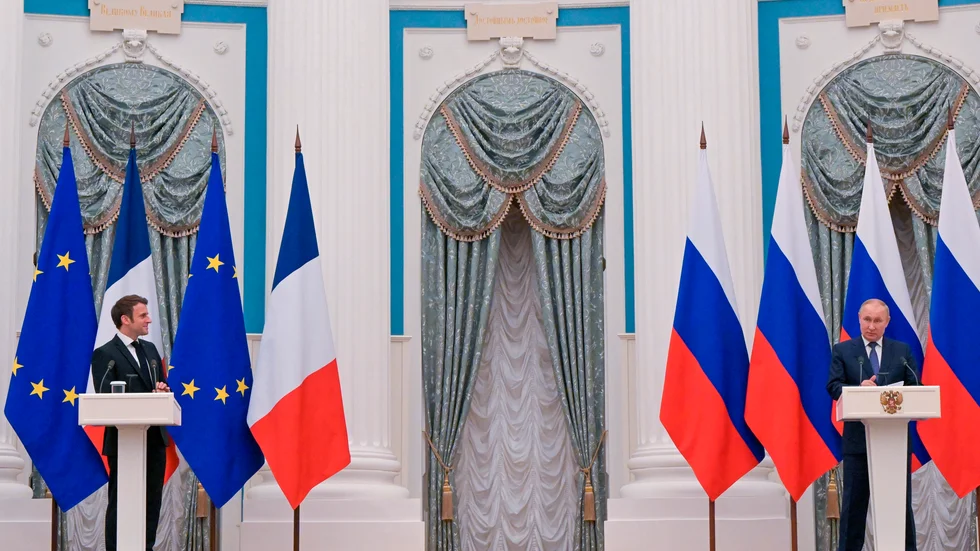 Ett rejält fysiskt avstånd mellan Emmanuel Macron och Vladimir Putin, men kanske parterna närmade sig varandra i samtalen i måndags. Arkivbild.