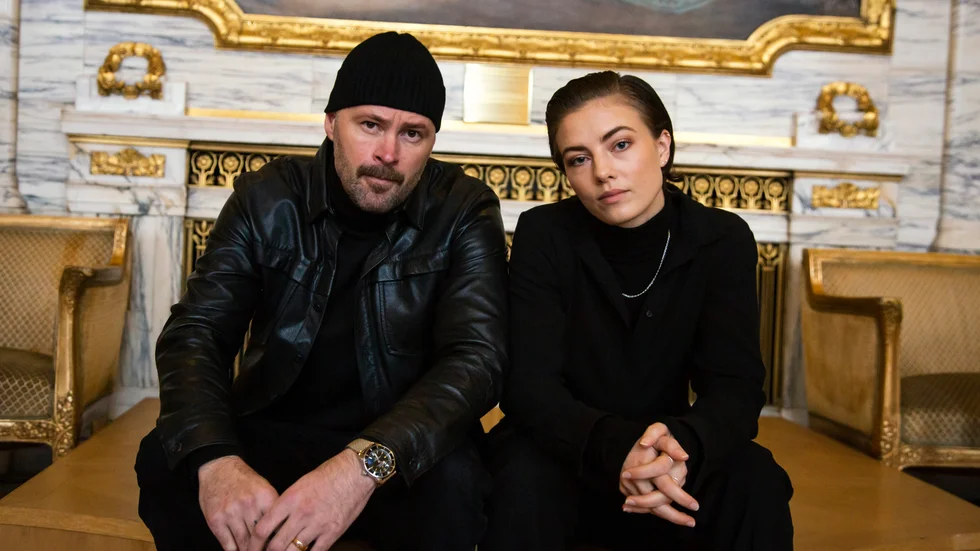 "Tjejerna har så många vänner och pojkvänner som inte har överlevt eller tagit sig ur kriminaliteten. Det är tufft att vara överlevare och om jag på något vis kan hjälpa till att berätta deras historia känns det viktigt", säger skådespelaren Sofia Karemyr, här med regissören Ulf Stenberg. Pressbild.