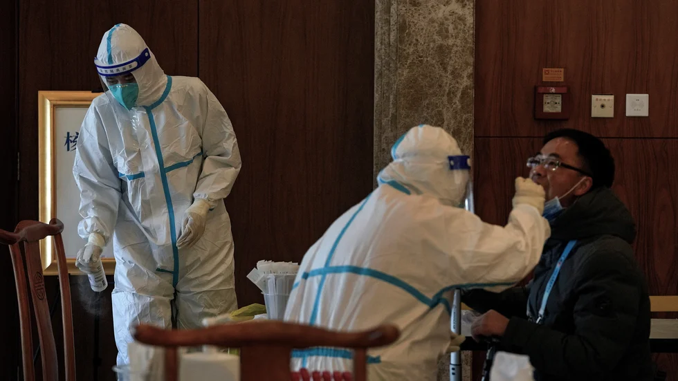 En journalist testas för covid-19 inför OS i Peking. Arkivbild.