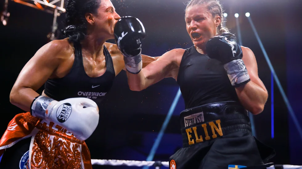 Elin Cederroos, til höger, ska gå en titelmatch om fyra bälten den 30 april. Arkivbild.