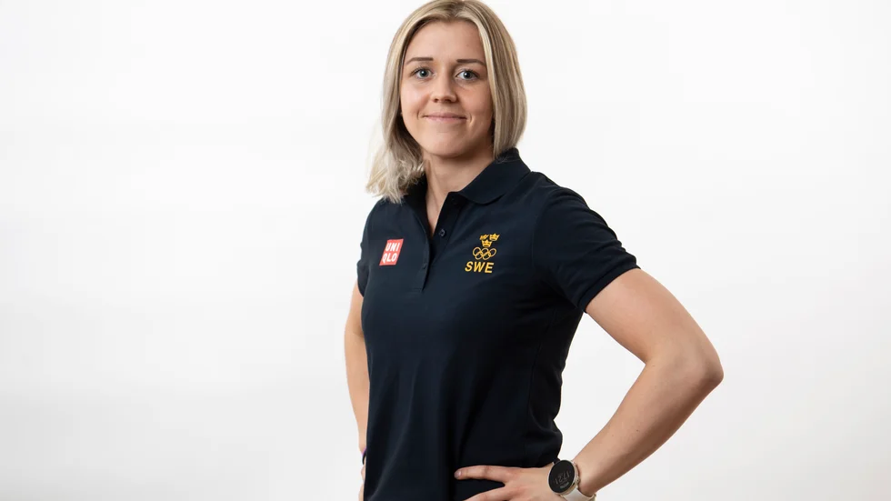 Linnea Johansson är på plats i OS-byn i Peking. Premiär mot Japan på torsdag och så invigning dagen efter. "Den ligger mellan två matchdagar, så vi får se hur vi gör. Det är inget beslut taget än", säger hon.