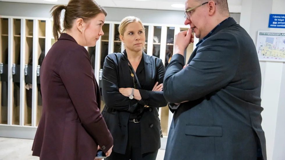 Sakframställningen från Carolina Holmberg, målsägarbiträde i mordmålet, var mycket känslosam. Holmberg (mitten) samtalar på bilden med Jonas Fjellström och Kristin Andersson, åklagare i mordmålet.