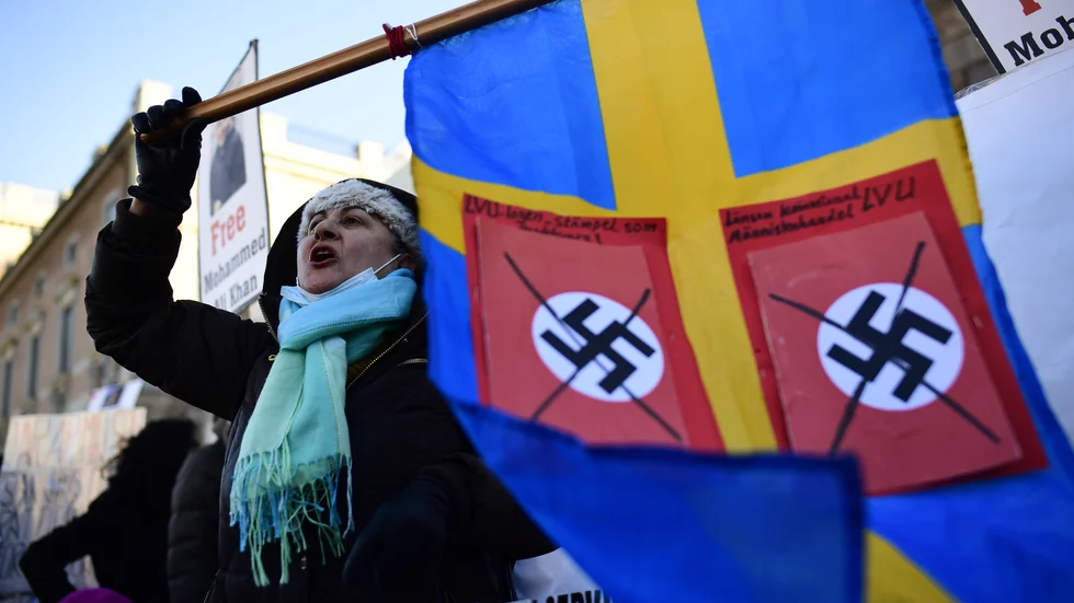 Rätten att protestera fredligt är en del av yttrandefriheten. Desinformationskampanjen att svensk socialtjänst tillåts kidnappa barn i muslimska familjer har bland annat gett upphov till demonstrationer utanför riksdagen. 