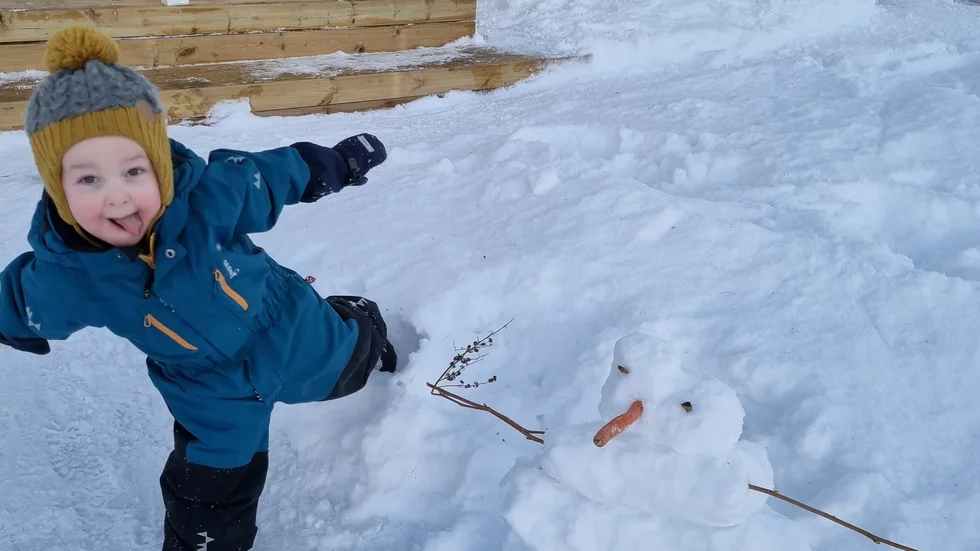 Mästerbyggaren Leo Omark, 3 år, i Sävast, gjorde denna snögubbe.