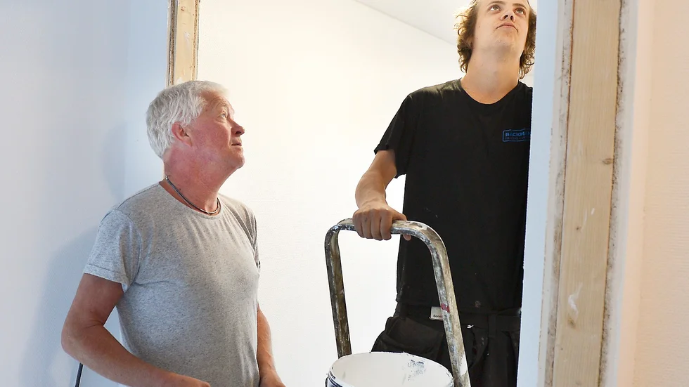 Omklädningsrum. Michael Karinen kollar in hur långt målaren Viktor Lundgren kommit. Foto: Jeanette Lövgren.