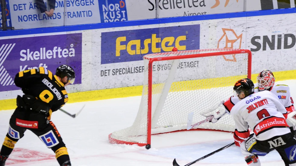 Segermålet. Patrik Zackrisson prickskjuter in 3–2 för AIK. Foto: ROBERT GRANSTR÷M / TT NYHETSBYR.