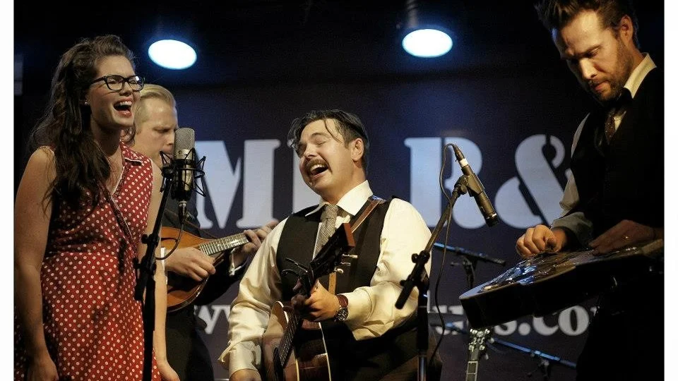 På scen. Sideshow Stringband består av Josefin Mattebo, Jonas Mattebo, Johan Öhman, Simon Sandström och Kenneth Mattebo (inte med på bilden). Foto: Mattias Hedman.