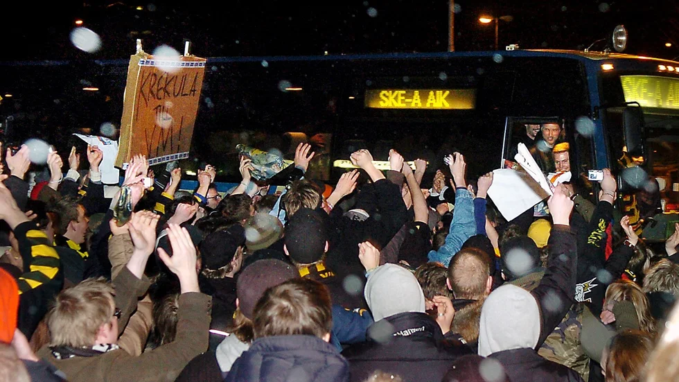 Hemkomsten till Skellefteå AIK. Tusentals hade mitt i natten samlats utanför för arenan för att ta emot sina hjältar.