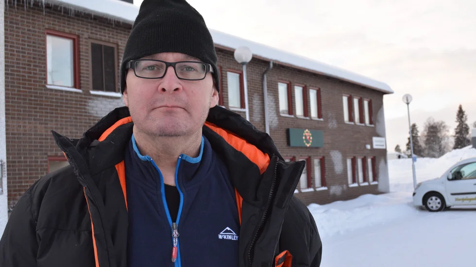 Fullt upp. Ulf Lorentsson, ingenjör på Norsjö kommun, fick en hektisk måndag. Foto: Lennart Enkvist.