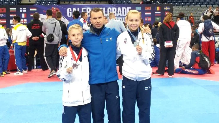 Medaljörer. Frederik Emil Olsen och Thea Kling tillsammans med tränaren Niklas Andersson.