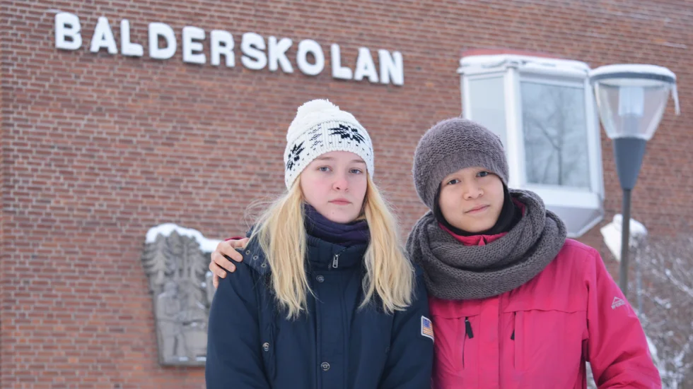 De ser stressen. Malin Hällsten och Kim Nguyen går tredje året och ser hur extremt mycket som krävs av eleverna. Foto: Susanne Lindberg.