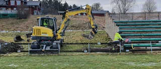 Vattenläcka under Häradsvallens fotbollsläktare – drar ny vattenledning: "Ska inte ligga under byggnader"  