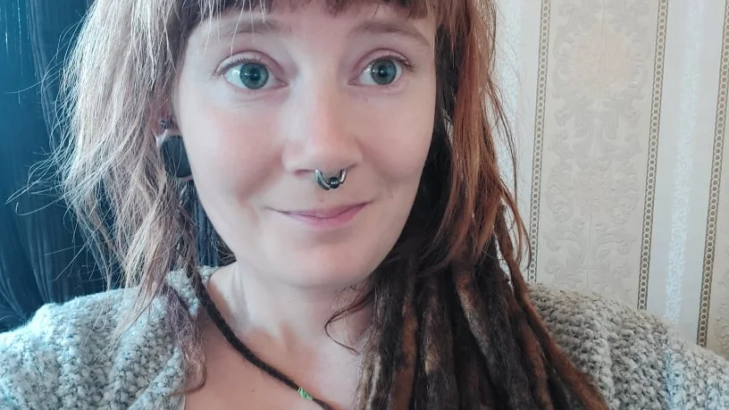 Zara Skoglund skulle precis svänga in till Hästholmen på vägen från Ödeshög när hon fick grön laser i ögonen.