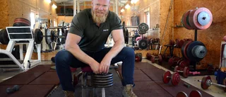Världens starkaste man pryder en av bänkarna i Kisa – berättar om känslorna för orten: "Jag är väldigt fastrotad här"