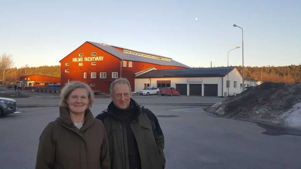 Pia och Björn Jurell som äger Holms yachtvarv tycker att Tore Holm är värd att uppmärksammas.