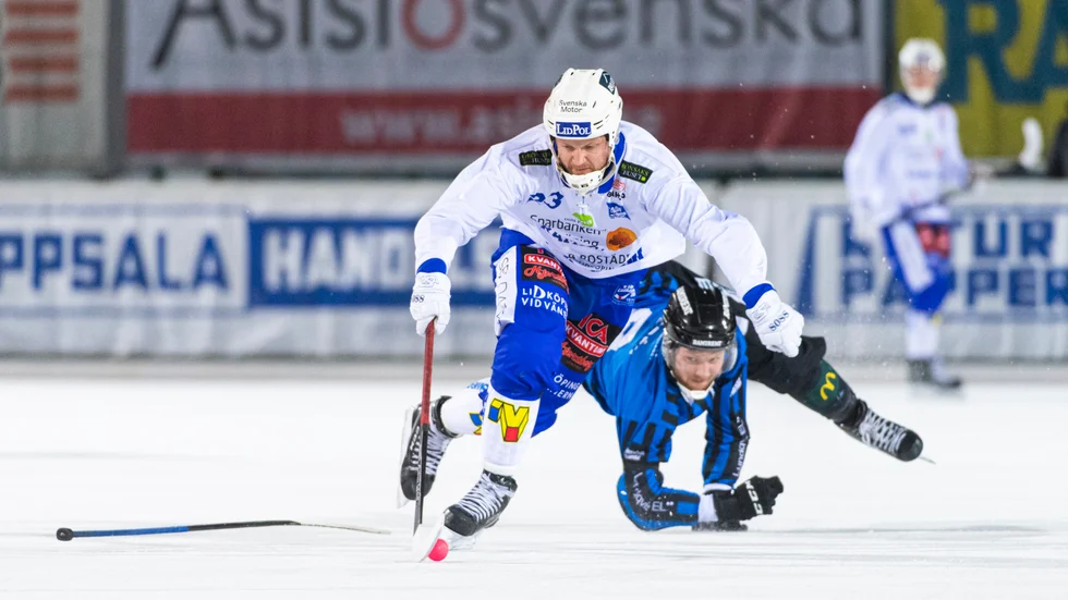 Siriushalven David Thorén på fall mot Villas Johan Löfstedt. Sirius orkade inte så emot det regerande mästarlaget inför 1 776 (fin siffra!) på Studenternas.