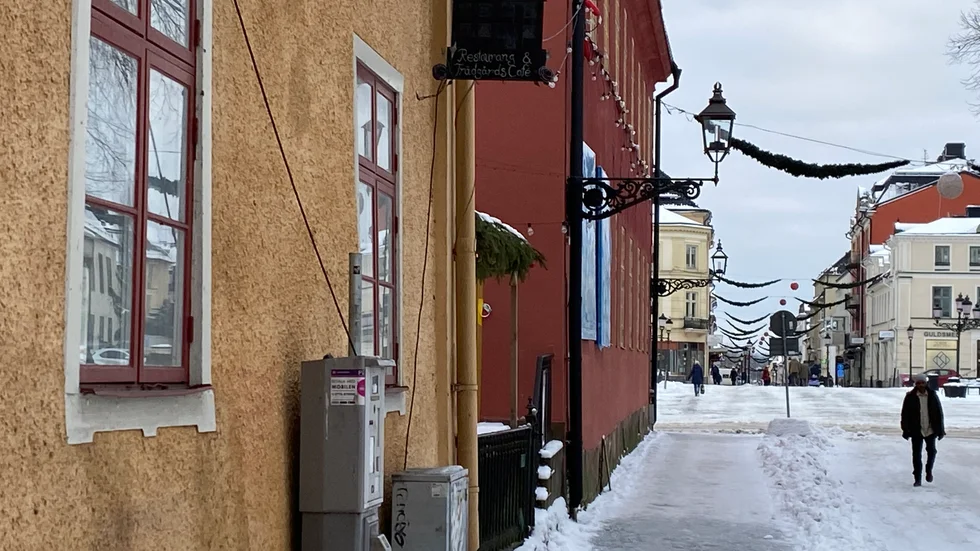 Nyköpings kommun rekommenderades att höja den iögonfallande låga hyran för Mårtens hus. Men inget har hänt.