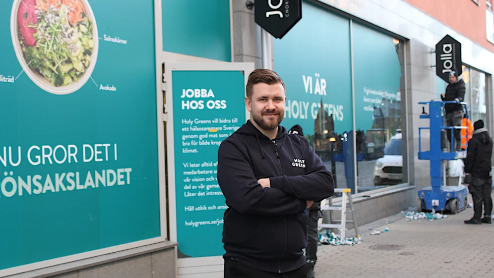 Salladsrestaurangen Holy Greens öppnar i Jolla Chokladmakarnas gamla lokal på Hantverkaregatan. Gamla skyltar tas ned och nya kommer upp. Jonas Carlsson är restaurangchef.