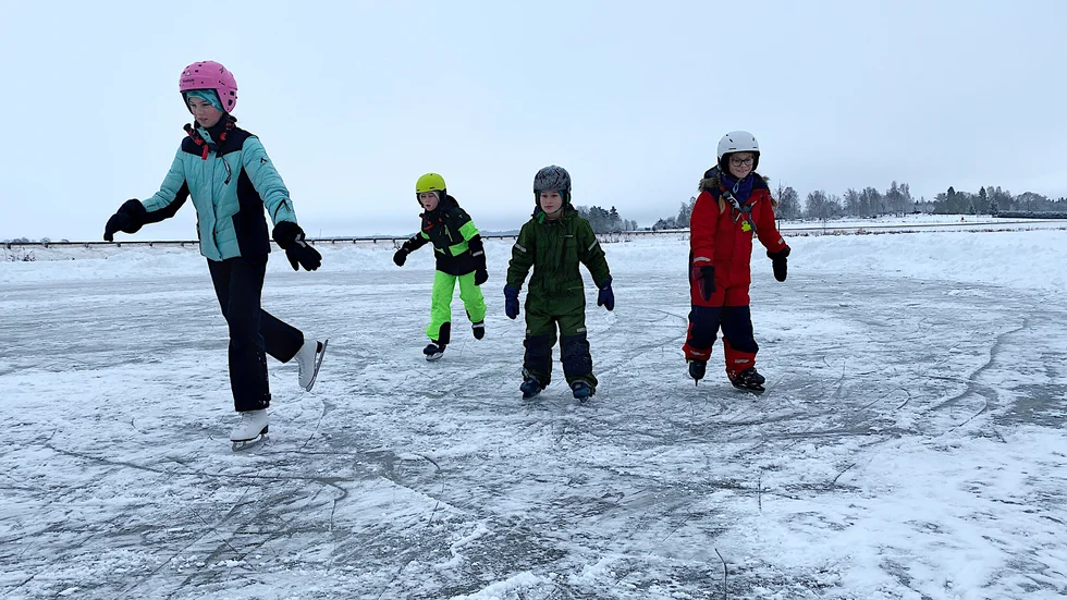 Ebba, Emil, Oscar och Olivia var några av många som passade på att åka skridskor på den upplogade isen på Äs puss i helgen. "Isen är jättebra, slät och utan sprickor" konstaterar de.
