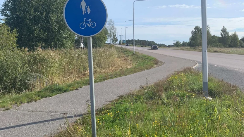 Här på Strängnäsvägen vid Svista, vid avfarten vid E 20 blev en cyklist påkörd i början av september. Nu åtalas bilföraren. (Bild från förundersökningen)