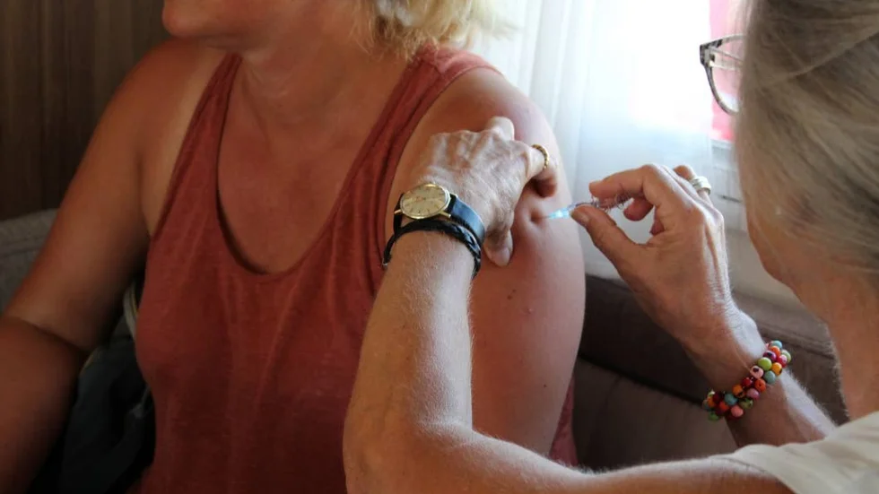 


Alexandra Malmgren passade på att vaccinera sig mot TBE när hon såg husbilen.



