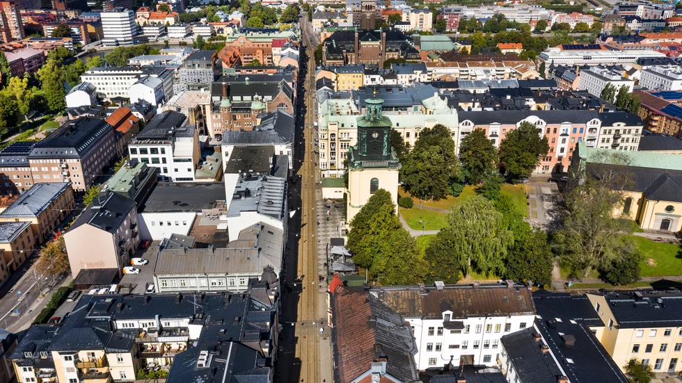 Här, längs Drottninggatan i Norrköping, blir det en parad, som blir en del av öppningsceremoni av den prestigefyllda European Choir Games. Tävlingen lockar omkring 6000 deltagare till sin värdstad.
