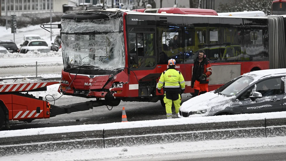 Bärgningspersonal och räddningstjänst arbetar på olycksplatsen sedan tre bussar i linjetrafik krockat.