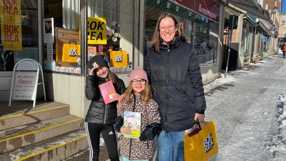 Edit, Elsa och Jessika har en kasse full med bokfynd. 