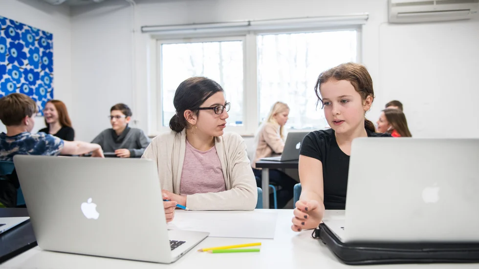 "Det svenska systemet är unikt i världen. I inget annat land kan friskoleföretag med en offentligt finansierad skolpeng ta ut obegränsad vinst." skriver författarna av debattinlägget.