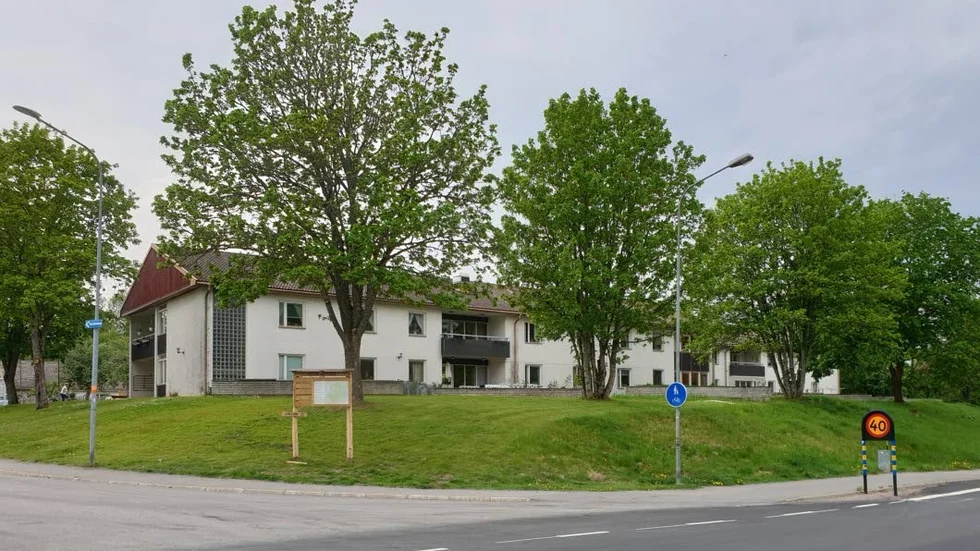 Det finns tomma platser på Berggården i Rejmyre, samtidigt som det är kö till platser på andra särskilda boenden i kommunen.