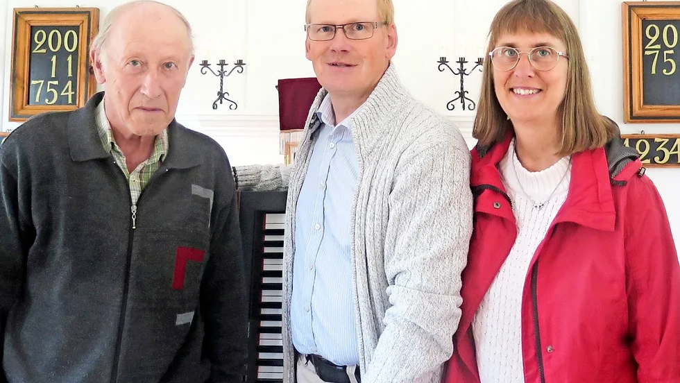 Martin Nordlund, orgel, Mikael Lindberg, piano, och Elisabeth Lindberg, piano och tvärflöjt, med verkade med musik i Bjuröklubbs kapell på midsommardagen. 