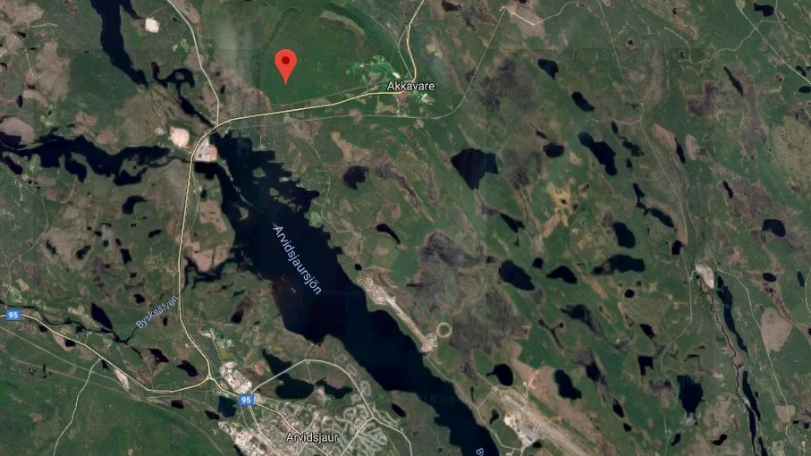 Enligt de GPS-koordinater SOS har fått så brinner det vid den röda markeringen.