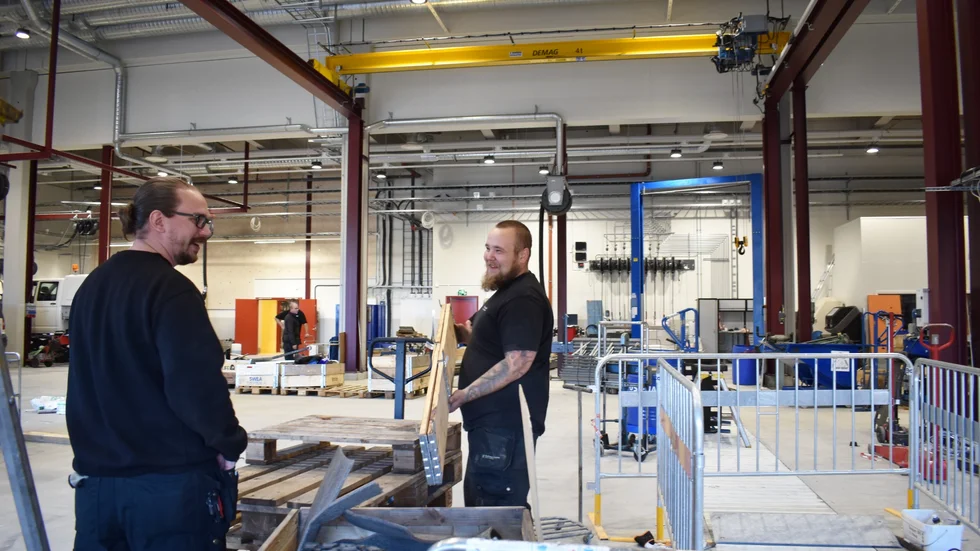 Theodor Dinborn och Tobias Lundgren ställer i ordning i sin nya arbetsplats.