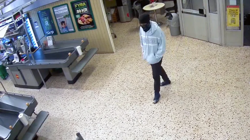 Rånaren fångades på Coop-butikens övervakningskamera. Nu åtalas en 18-åring för rånet.
