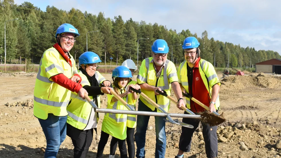 Första spadtaget togs av Fredrik Stenberg, barn- och grundskolenämndens ordförande, Maria Marklund, kommunalråd, Olivia Westermark och Lova Granberg (skymd), blivande elever, Ola Burström, tekniska nämndens ordförande och Daniel Ådin, fritidsnämndens ordförande. 