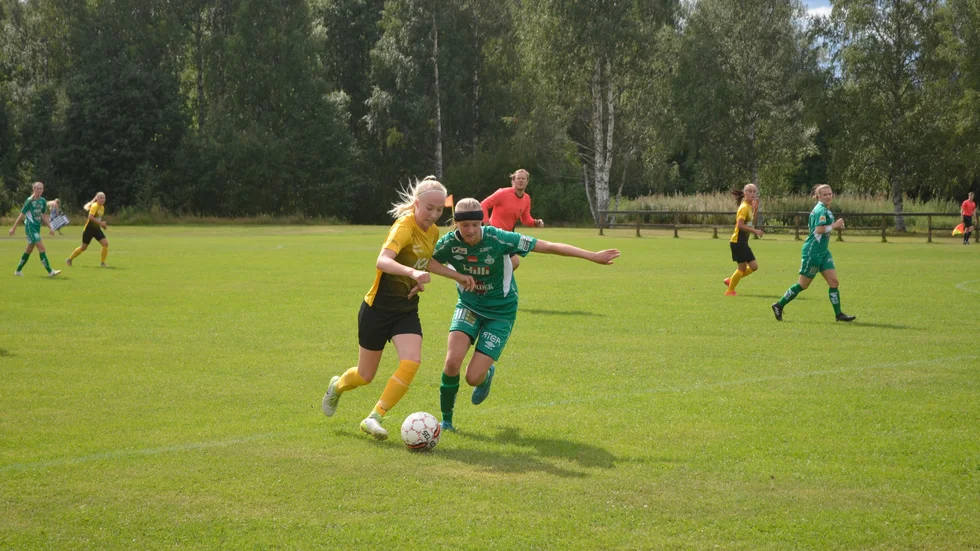 Myckle hade svårt att ta sig förbi motståndarna Själevads IK. Här gör Miranda Dahlgren ett försök,  men laget föll med 0–4. 