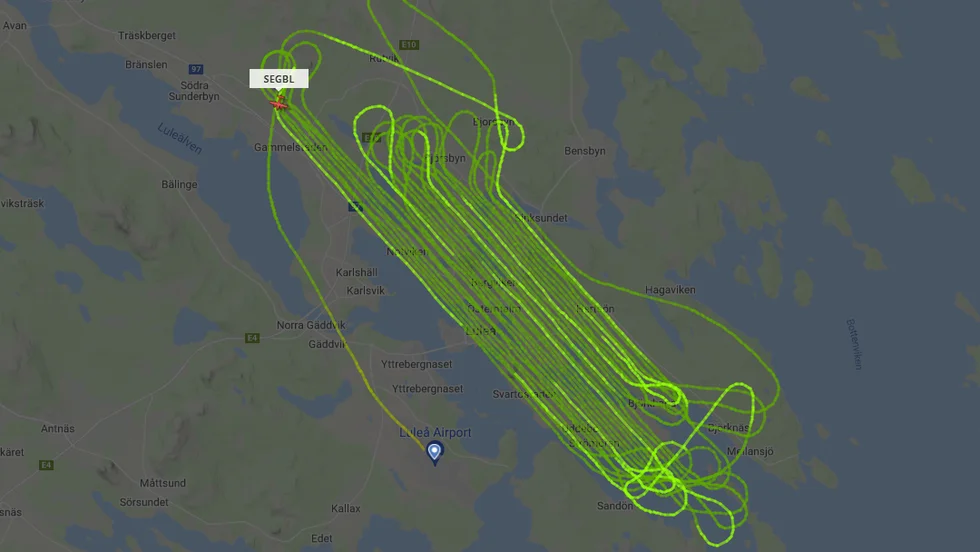 Ett mindre flygplan har setts flyga fram och tillbaka över Luleå under torsdagskvällen. 