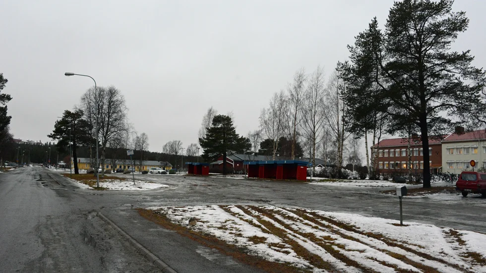 Strömvägen, vid Kyrkholmskolan, kommer att få nya busshållplatser, bredare och bättre markerade trottoarer, vägen blir smalare med ”timglas” allt för en säker trafikmiljö för skolbarnen.  Infarten till skolan blir ny och utfart infart för hämta/lämna till fritids.