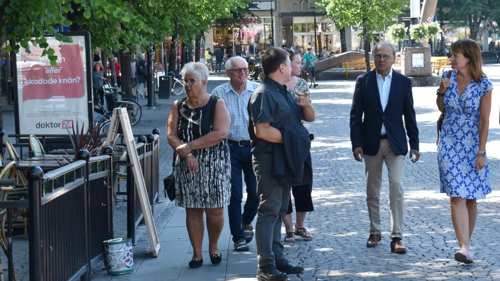 På stan efter presskonferensen. Här passerar sällskapet  Bishops Arms, pubkedjan som Bicky Chakraborty äger. Men nu har han större planer för Skellefteå. Fr v Maria Marklund, Östen Lövgren, Lorents Burman, Evelina Fahlesson, Bicky Chakraborty, Kristina Sundin Jonsson. Samtliga förutom hotellchefen är representanter för Skellefteå kommun. 