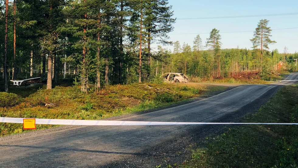 Polisen spärrade av ett stort område kring den utbrända bilen. 