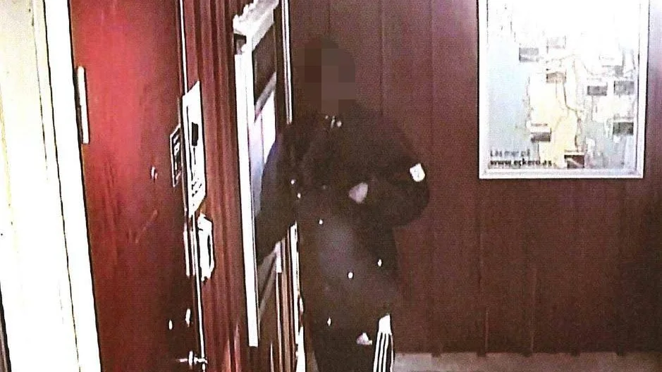 24-åringen fångades på en övervakningsfilm vid en bankomat i Grisslehamn.