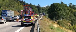 Skåpbil välte över mitträcke