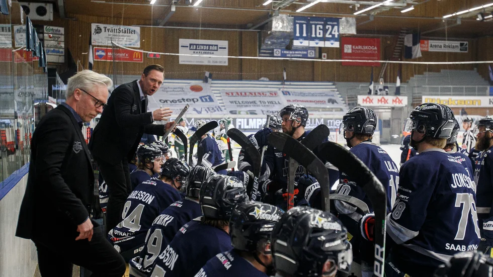 Karlskogas tränarduo Johan Schoultz och Karl Helmersson räknar med en tuff batalj borta mot Västervik.