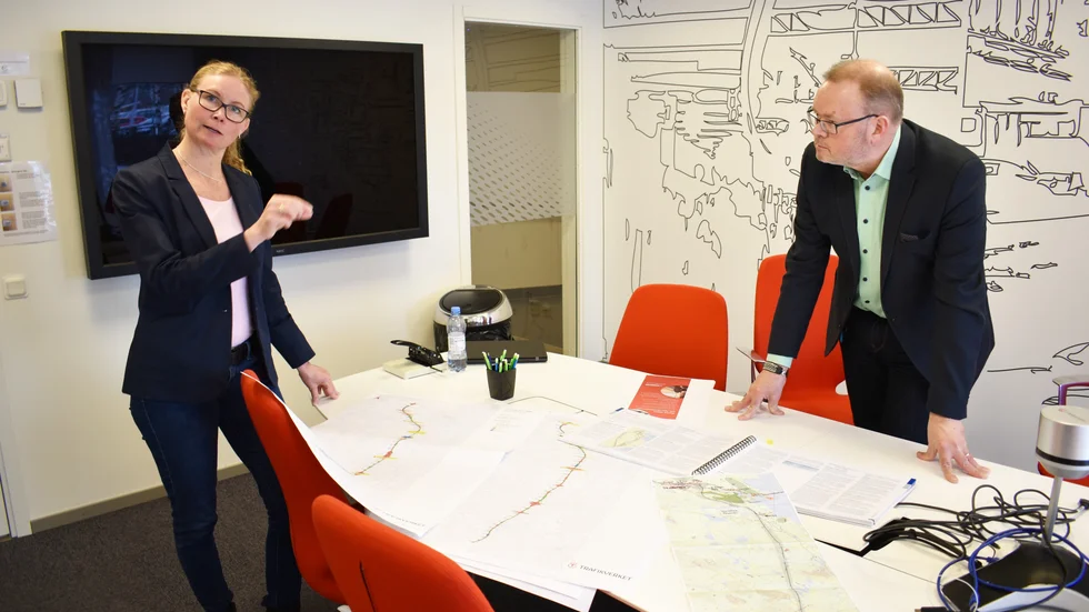 Börjat dra linje. Maria Erlandsson och Lars Hermansson visar upp skisser på spårdragningen som än så länge är arbetsmaterial. Foto: Ulrika Andersson.