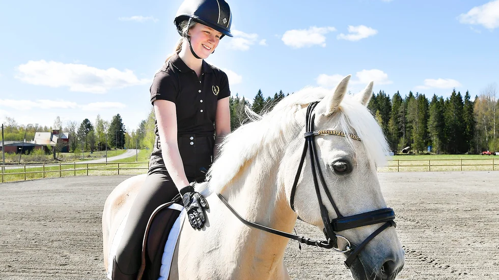 Siktar på ponny-SM. Petra Lind hoppas att de framtida resultaten kan innebära att hon så småningom kan åka på SM med Los Angeles. Foto: Jeanette Lövgren.