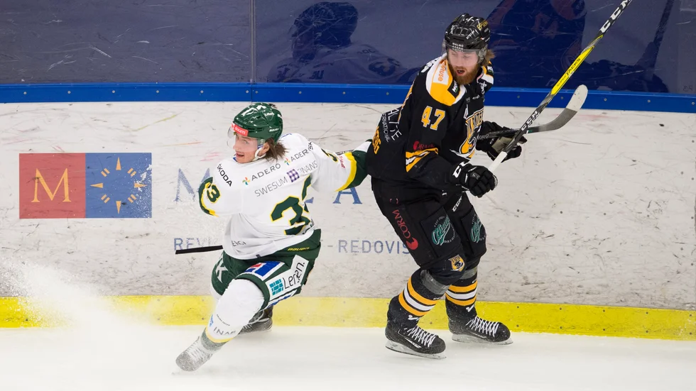 Lättnad. Andreas Söderbergs IK Pantern blir kvar i Hockeyallsvenskan. Foto: Björn Lindgren/TT.