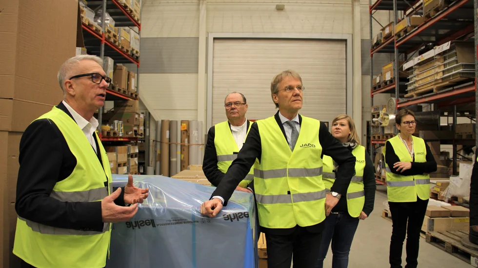 Jacos vd Richard Johnson visar lokalerna för landshövding Göran Enander. I bakgrunden syns kommunalrådet Pär-Olof Olsson (M), näringslivsutvecklare Nina Laukkanen Mållberg och kommunalrådet Margareta Widén Berggren (S).